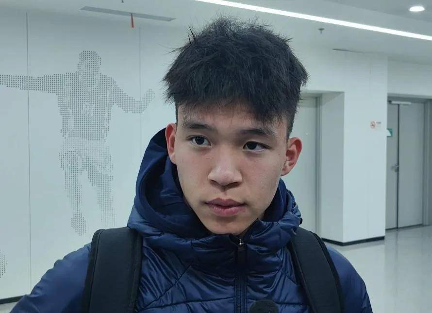 王钰栋被捧杀？名记泼冷水：他仍不够格领军国足！25岁再考虑留洋(范志毅评国足与王玉栋新)