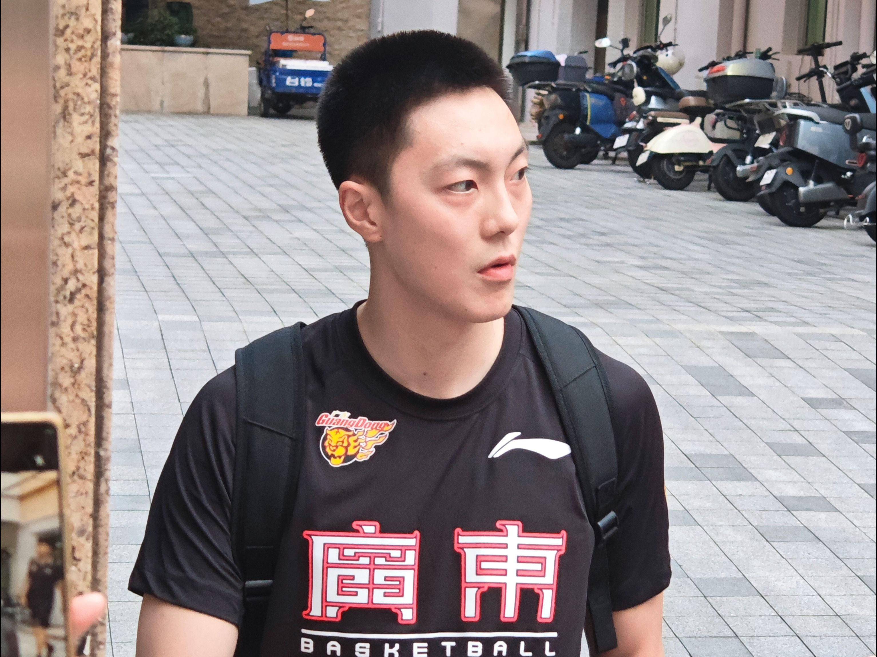 包含广东宏远队力争夺冠，壮志凌云再战球场的词条