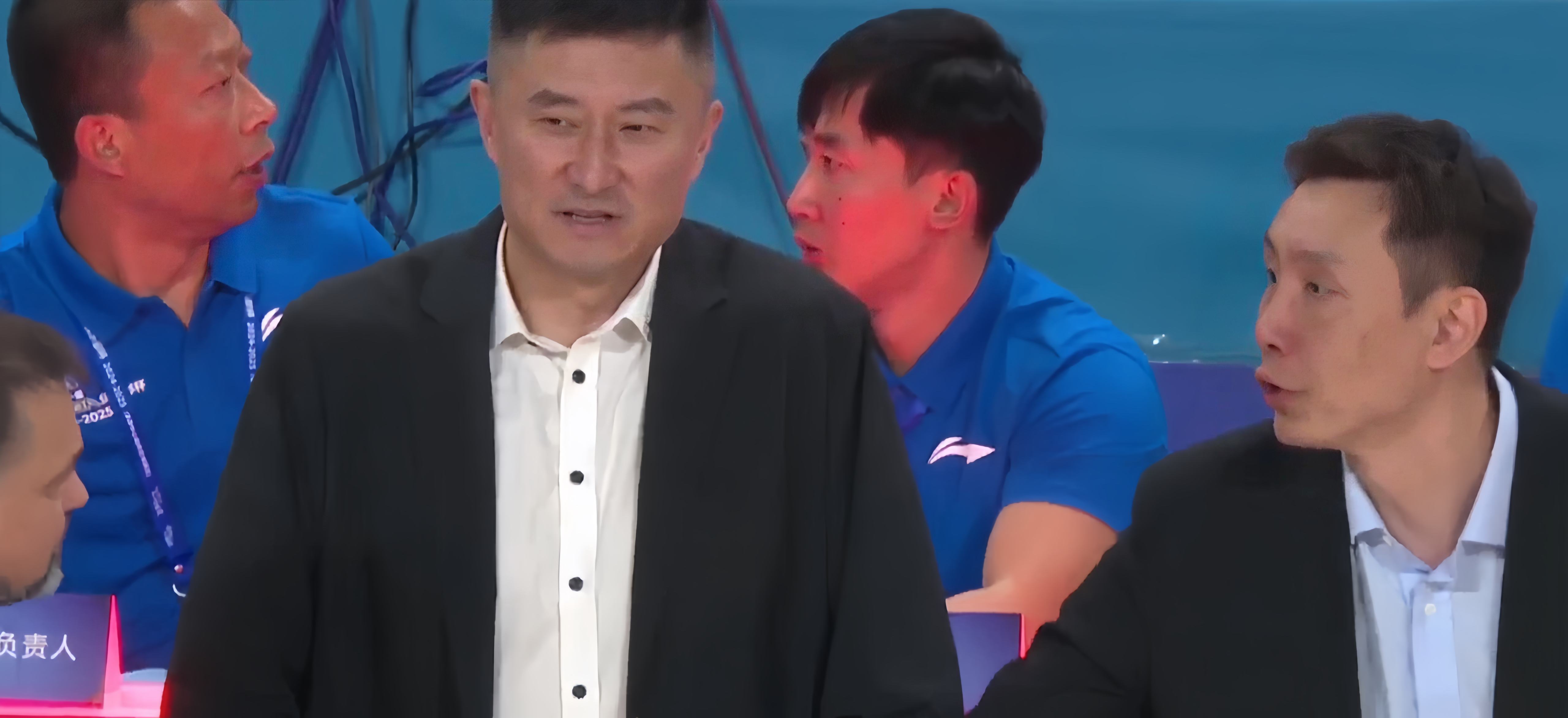 包含江苏男篮球打得不咋滴新闻倒不少，换东家换教练大概率会换总经理的词条